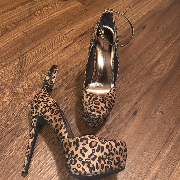 Size 8.5 animal print stilettos - Picture 2 of 2